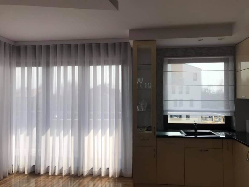 Jak wieszać firanki? Popularne sposoby – poradnik od doświadczonego dekoratora