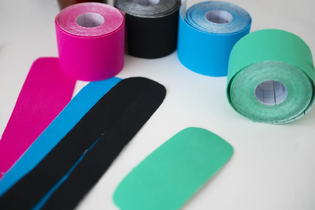 Kinesiotaping – co to jest i na co pomaga? Skuteczna metoda wspierająca rehabilitację