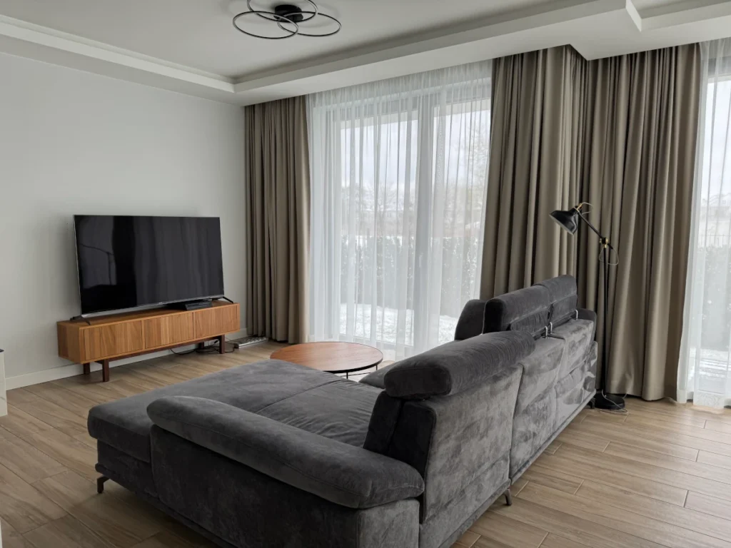 Czy zasłony mogą poprawić akustykę pomieszczenia? Sprawdź, jak zadbać o komfort dźwięku we wnętrzu